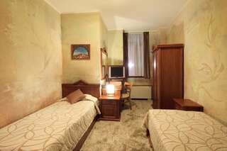 Отель Hotel Tsarevets Велико-Тырново Двухместный номер с 2 отдельными кроватями-1